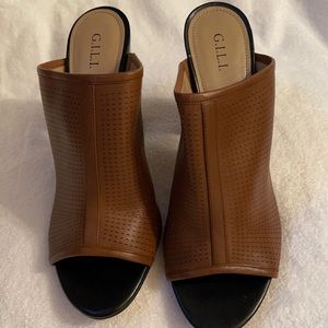 G.I.L.I. Mule vented top. Solid Black Heel SZ 9.5